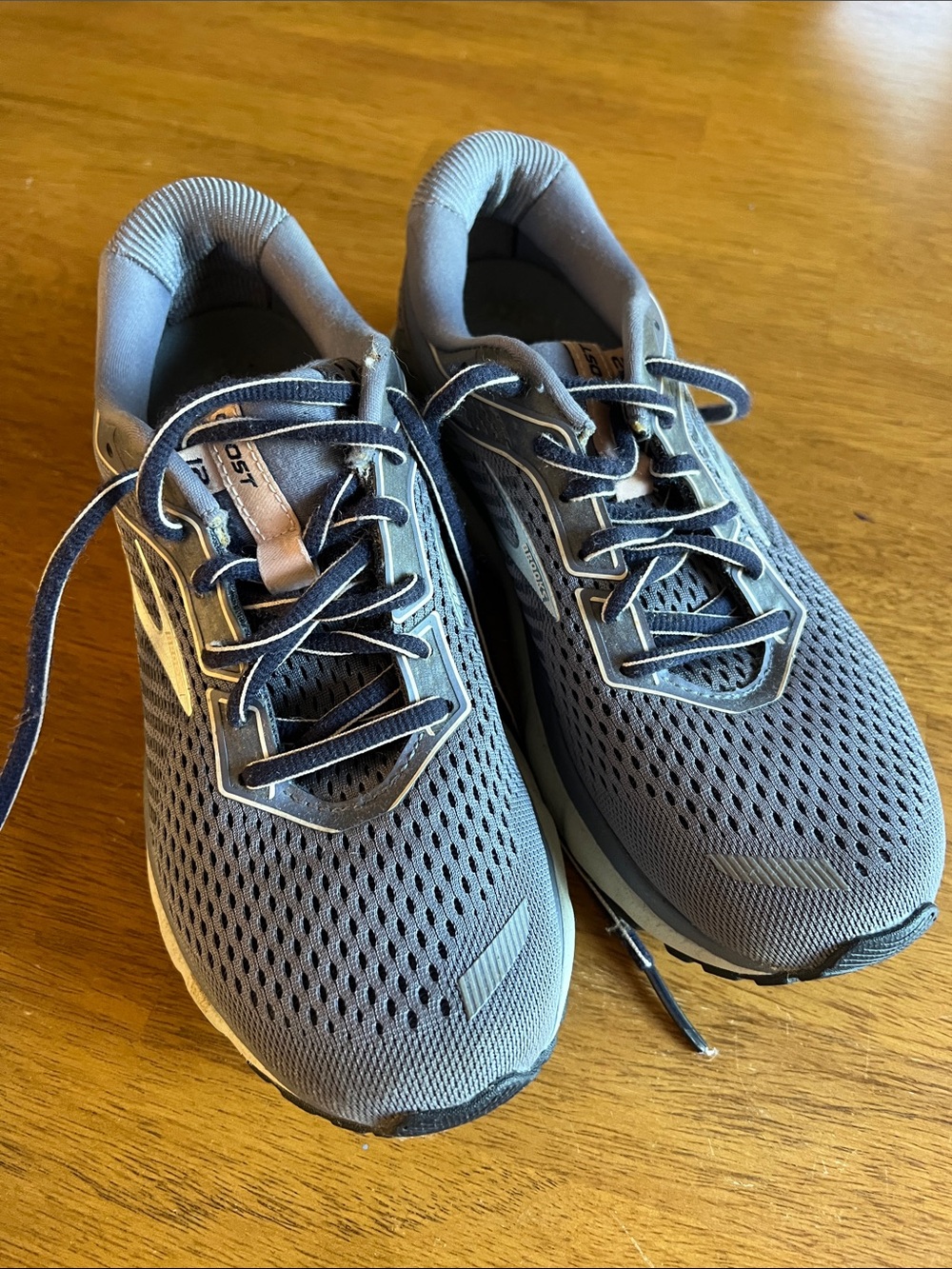 Brooks Women's Ghost 12 Sneakers 7.5 like new- Gray Blue